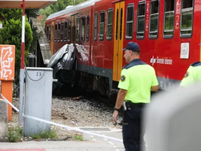 Na tirih vsako leto umre od 18 do 22 ljudi, in sicer zaradi nepravilnega prečkanja proge in gibanja ob njej ali samomora. Foto: Bojan Velikonja