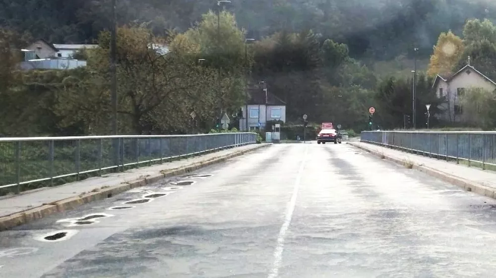 Most čez Polule med Celjem in Laškim je v zelo slabem stanju. Foto: Mojca Marot