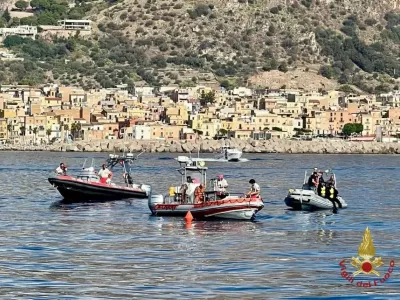 Gasilci, potapljači in jamski potapljači pred mestom Porticello, kjer je v nevihti potonila jadrnica Bayesian, sedem ljudi je umrlo. / Foto: Italijanski Gasilci/vigili Del Fuoco 