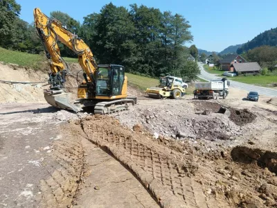 Na 360 kilometrih občinskih cest v občini Gorenja vas - Poljane je bilo po lanskem neurju evidentiranih kar 210 plazov, številne ceste pa so bile neprevozne.
Foto: arhiv občine