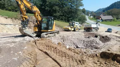 Na 360 kilometrih občinskih cest v občini Gorenja vas - Poljane je bilo po lanskem neurju evidentiranih kar 210 plazov, številne ceste pa so bile neprevozne.
Foto: arhiv občine