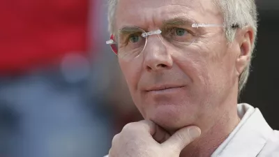 England's coach Sven-Goran Eriksson watches from the sideline before the international friendly soccer match between England and Jamaica at Old Trafford, Manchester June 3, 2006. WORLD CUP 2006 PREVIEW REUTERS/Phil Noble (BRITAIN)