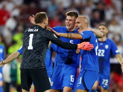 Soccer Football - Euro 2024 - Group C - England v Slovenia - Cologne Stadium, Cologne, Germany - June 25, 2024 Slovenia's Jaka Bijol, Jan Oblak and Vanja Drkusic celebrate after the match REUTERS/Lee Smith   TPX IMAGES OF THE DAY