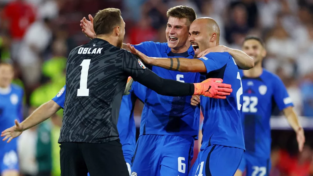 Soccer Football - Euro 2024 - Group C - England v Slovenia - Cologne Stadium, Cologne, Germany - June 25, 2024 Slovenia's Jaka Bijol, Jan Oblak and Vanja Drkusic celebrate after the match REUTERS/Lee Smith   TPX IMAGES OF THE DAY