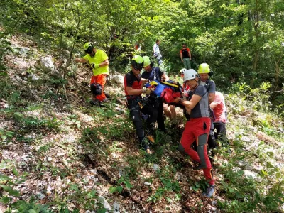 Gorski reševalci so morali na intervenciji sredi avgusta na pomoč priskočiti hudo poškodovanemu kolegu, na katerega je zgrmela skala. 