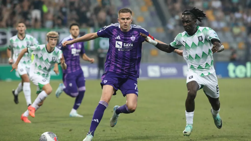 Josip Iličič, Peter Agba (desno) Maribor - nogomet - Derbi - Nk Maribor in Nk Olimpija -