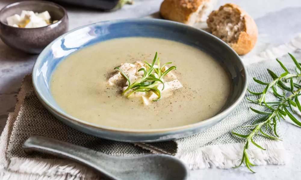 Creamy Eggplant and zucchini soup with Balkan cheese on a ceramic plate / Foto: Noirchocolate