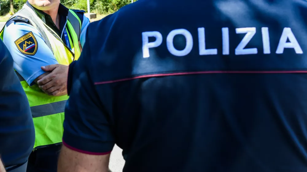 ﻿- slovensko-italijanska policijska patrulja – policija - 01.07.2019 – Sežana - nekdanji mejni prehod Lipica - Slovensko-italijansko mejo začeli nadzorovati mešane slovensko-italijanske policijske patrulje s ciljem zaustaviti nezakonite prehode meja //FOTO: Bojan Velikonja