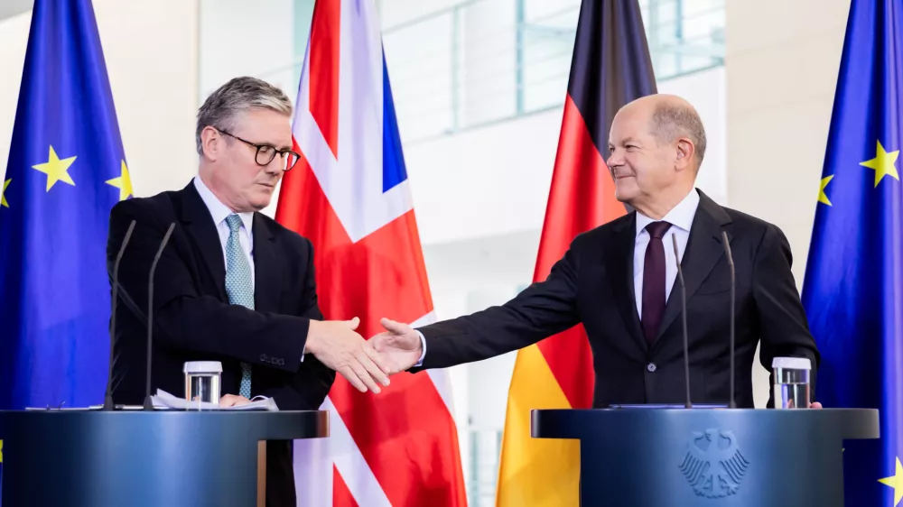 28 August 2024, Berlin: German Chancellor Olaf Scholz (R) shakes hands with British Prime Minister Keir Starmer during a joint press conference at the Chancellery, following their meeting during his visit to Germany. Photo: Christoph Soeder/dpa