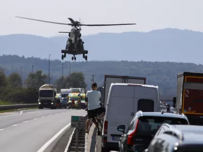 Voznika tovornega vozila so s helikopterjem odpeljali v Klinični center Ljubljana. Foto: Luka Cjuha