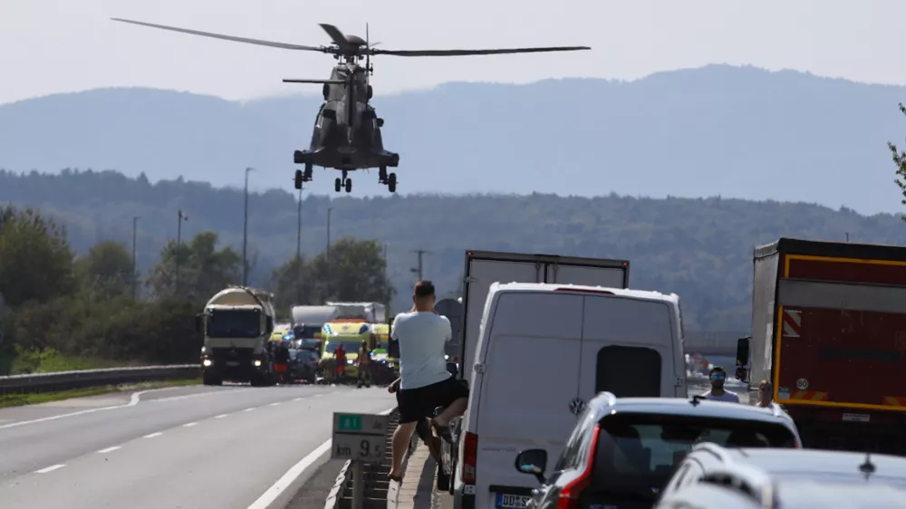 Voznika tovornega vozila so s helikopterjem odpeljali v Klinični center Ljubljana. Foto: Luka Cjuha