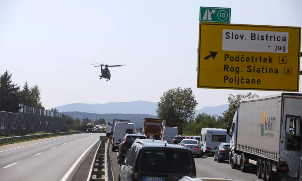 Voznik tovornega vozila je utrpel hujše telesne poškodbe. Foto: Luka Cjuha