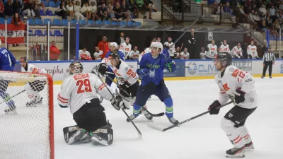 Slovenska hokejska reprezentanca (v modrih dresih) je na olimpijski kvalifikacijski turnir v Rigo prišla s popotnico porazov na dveh pripravljalnih tekmah z Avstrijo, po katerih je bil selektor Edo Tergalv zelo nezadovoljen z igro v napadu. Foto: Luka Cjuha