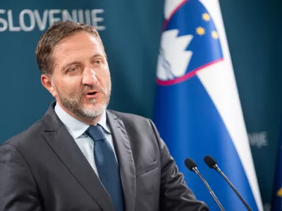 Minister za finance Klemen Boštjančič je kritike gospodarskih združenj označil za »politikantsko vpitje«. Foto: STA