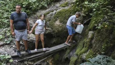 Romi iz Goriče vasi hodijo po vodo k pet kilometrov oddaljenemu izviru. Foto: Jaka Gasar