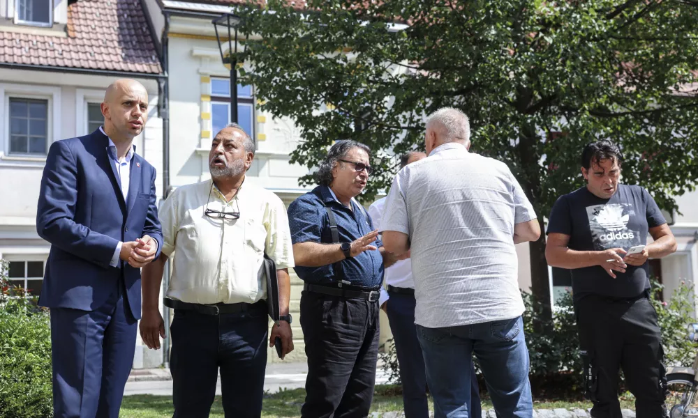 Na pobudo Zveze Romov so se sestali predstavniki občine in romskih naselij. Foto: Jaka Gasar