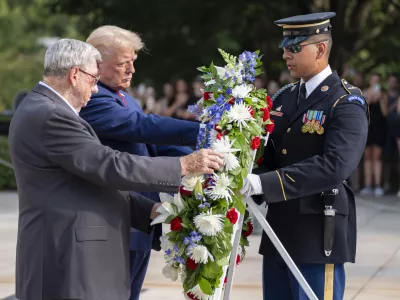 Sorodnik ubitega ameriškega vojaka in Donald Trump polagata venec na vojaškem pokopališču v Arlingtonu, kjer se je zgodil incident. Foto: AP