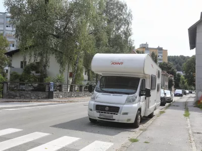 Ljubljančani opažajo vse več prenočitev z avtodomi na uličnih parkiriščih. F Luka Cjuha