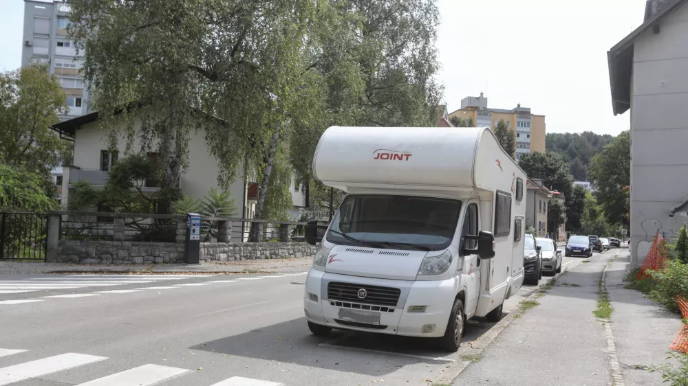 Ljubljančani opažajo vse več prenočitev z avtodomi na uličnih parkiriščih. F Luka Cjuha