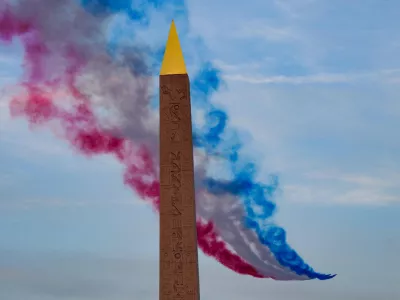 28 August 2024, France, Paris: The "Patrouille de France" aerobatic team of the French Air Force flies past the Egyptian Luxor Obelisk during the opening ceremony of the Paralympic Summer Games. Photo: Dimitar Dilkoff/AFP/dpa