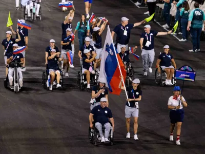 Zastavo na slovesnosti sta nosila atlet Henrik Plank in odbojkarica sede Lena Gabršček. F Vid Ponikvar / Sportida