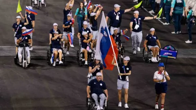 Zastavo na slovesnosti sta nosila atlet Henrik Plank in odbojkarica sede Lena Gabršček. F Vid Ponikvar / Sportida