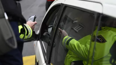 - preizkus alkoholiziranosti - alkotest, alkohol v prometu, policija - 06.12.2022 - policisti Postaje prometne policije Ljubljana vršili postopke preizkusov alkoholiziranosti voznikov v prometu na Kotnikovi ulici pred poslopjem Agencije za varnost prometa - //FOTO: Nik Erik Neubauer