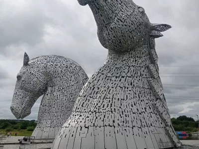 The Kelpies, jeklena struktura konjev pri kraju Falkirk na Škotskem. 