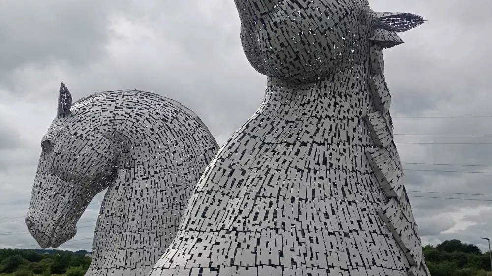 The Kelpies, jeklena struktura konjev pri kraju Falkirk na Škotskem. 