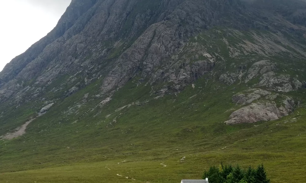 Mala bela hiša (Lagangarbh Hut) v dolini Glencoe na Škotskem