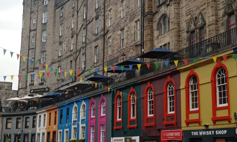 Barvne vrstne hiše na ulici Victoria street v Edinburghu