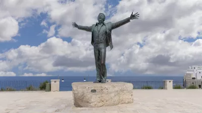 Polignano a Mare, Italy, Apulia - May 24, 2024: Monument to italian musician Domenico Modugno (Monumento a Domenico Modugno), located on a square by the sea nearby Lama Monachile beach / Foto: Mychadre77