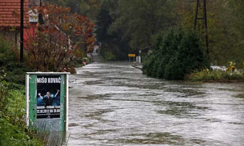 - Poplave 2012 - reka Drava prestopila bregove zaradi dviga zapornic na avstrijski strani //FOTO: Jaka Gasar