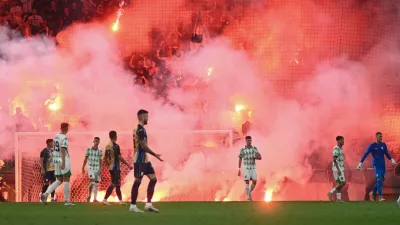 Navijači Rijeke so na četrtkovi tekmi v Stožicah proti Olimpiji poskrbeli za polurno prekinitev tekme, med katero so jih policisti pospremili s tribun, za kar jih med drugim čaka huda kazen evropske nogometne zveze Uefa. Foto: Nik Erik Neubauer