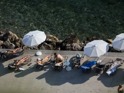 - kopanje, sončenje, UV žarki, dopust, počitnice, motje.- 11.07.2024. - Plaža pod Grand Hotelom Bernardin v Portorožu.//FOTO: Bojan Velikonja