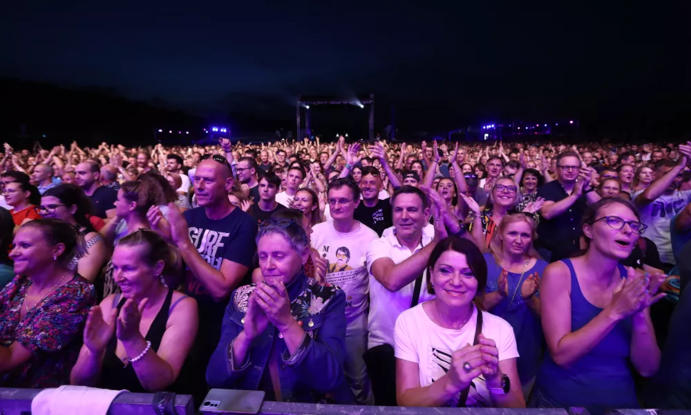 Navdušena množica na koncertu. Foto: Luka Cjuha