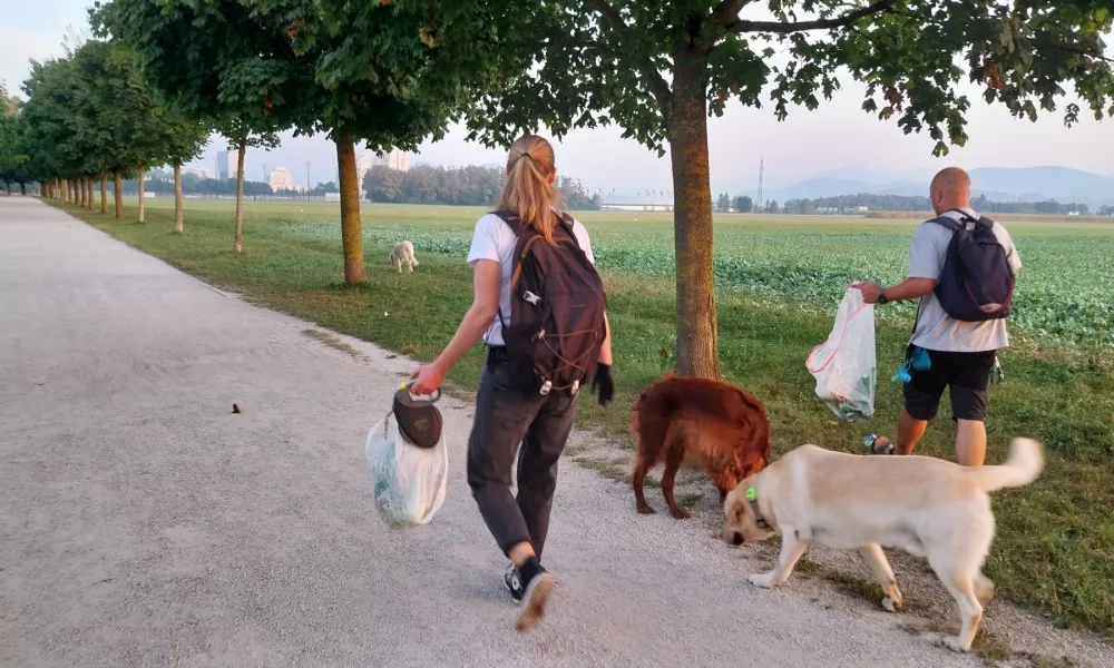 Jutranji sprehajalci pobrali smeti, ki so ostale za četrtkovimi navijači nogometne tekme v Stožicah. F Vesna Levičnik