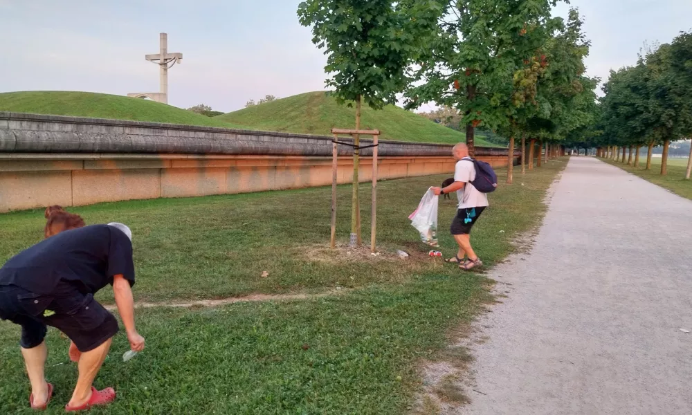 Jutranji sprehajalci pobrali smeti, ki so ostale za četrtkovimi navijači nogometne tekme v Stožicah. F Vesna Levičnik