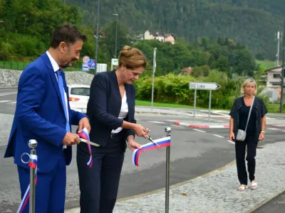 Župan Zagorja ob Savi Matjaž Švagan in ministrica Alenka Bratušek sta skupaj simbolično prerezala trak in uradno odprla prenovljeno cesto v Kisovcu. Foto arhiv občina Zagorje