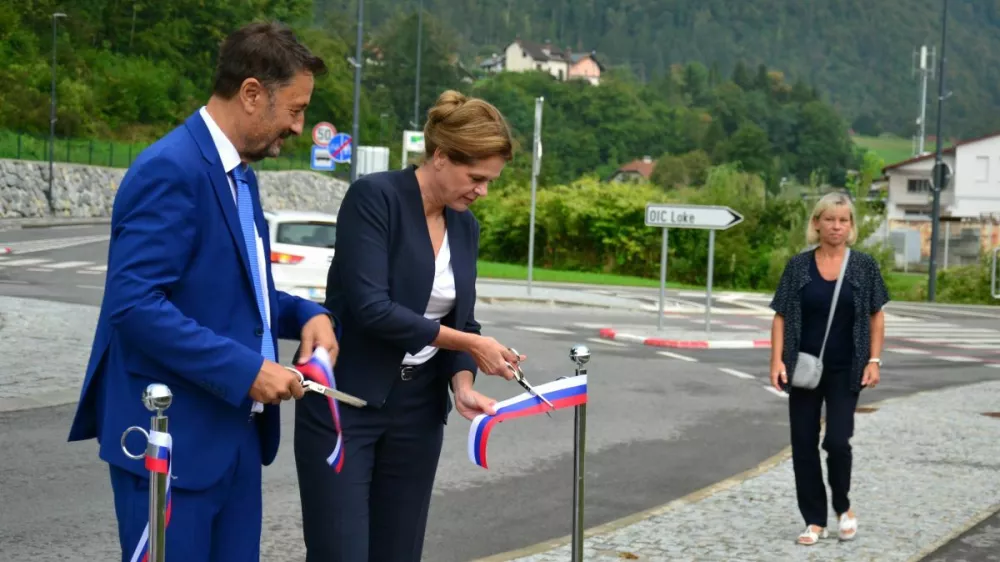 Župan Zagorja ob Savi Matjaž Švagan in ministrica Alenka Bratušek sta skupaj simbolično prerezala trak in uradno odprla prenovljeno cesto v Kisovcu. Foto arhiv občina Zagorje