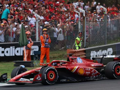 Voznik formule 1 Charles Leclerc je v ferrariju na zadovoljstvo množice gledalcev slavil zmago na veliki nagradi Italije v Monzi. Foto: Reuters