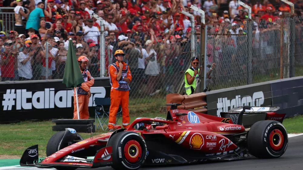 Voznik formule 1 Charles Leclerc je v ferrariju na zadovoljstvo množice gledalcev slavil zmago na veliki nagradi Italije v Monzi. Foto: Reuters