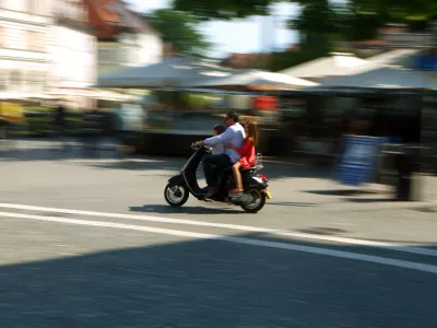 ﻿- skuter - kolo z motorjem - nepravilna vožnja - trije na skuterju- 03.07.2015 - Ljubljana - Ureditev prometa v sobivanje pešcev, kolesarjev, rolkarjev in umirjenega prometa motornih vozil na ljubljanskih ulicah - //FOTO: Bojan Velikonja