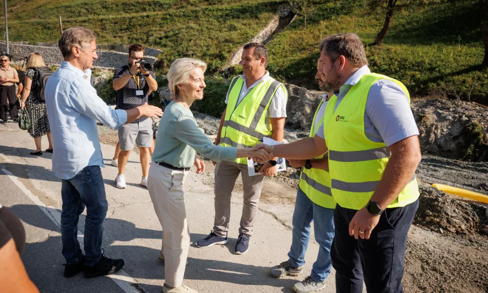 Crna na Koroskem, obcina.Obisk predsednika vlade Roberta Goloba in predsednice Evropske komisije Ursule von der Leyen v Crni na Koroskem.Ogled rekonstrukcije cestnega odseka, ki je bil obnovljen s sredstvi solidarnostnega sklada.