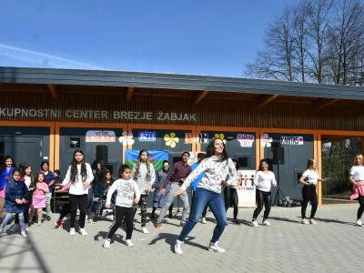 Dnevni center za romske otroke v naselju Brezje je zanje kot nekakšen drugi dom, kjer jim med drugim zagotavljajo učno pomoč, različne prostočasne aktivnosti in aktivnosti za boljše duševno zdravje. Foto: Društvo za razvijanje prostovoljnega dela Novo mesto