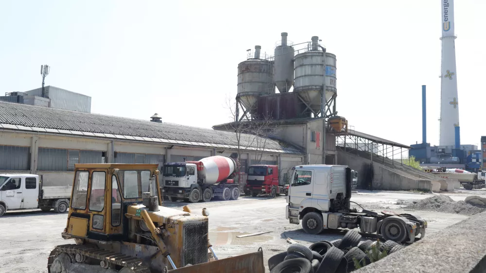 silosi- 17.04.2019 – Industrijska cona Šiška v Ljubljani – zemljišče betonarne Salonit Anhovo, ki stoji poleg poslovne stavbe T-2 med Vodovodno cesto in Verovškovo ulico kupila družba T-2 kjer želijo zgraditi najsodobnejšo telekomunikacijsko vozlišče - //FOTO: Jaka Gasar