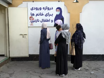 Afghan women stand outside an amusement park, in Kabul, Afghanistan, Thursday, Nov. 10, 2022. The Taliban have banned women from using gyms and parks in Afghanistan, Thursday, Nov. 10. The rule, which comes into force this week, is the group's latest edict cracking down on women's rights and freedoms. (AP Photo/Ebrahim Noroozi) / Foto: Ebrahim Noroozi