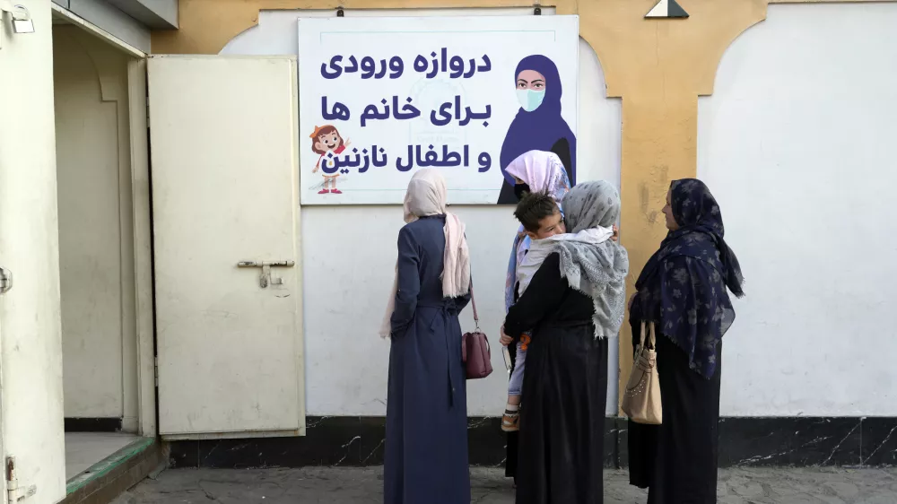 Afghan women stand outside an amusement park, in Kabul, Afghanistan, Thursday, Nov. 10, 2022. The Taliban have banned women from using gyms and parks in Afghanistan, Thursday, Nov. 10. The rule, which comes into force this week, is the group's latest edict cracking down on women's rights and freedoms. (AP Photo/Ebrahim Noroozi) / Foto: Ebrahim Noroozi