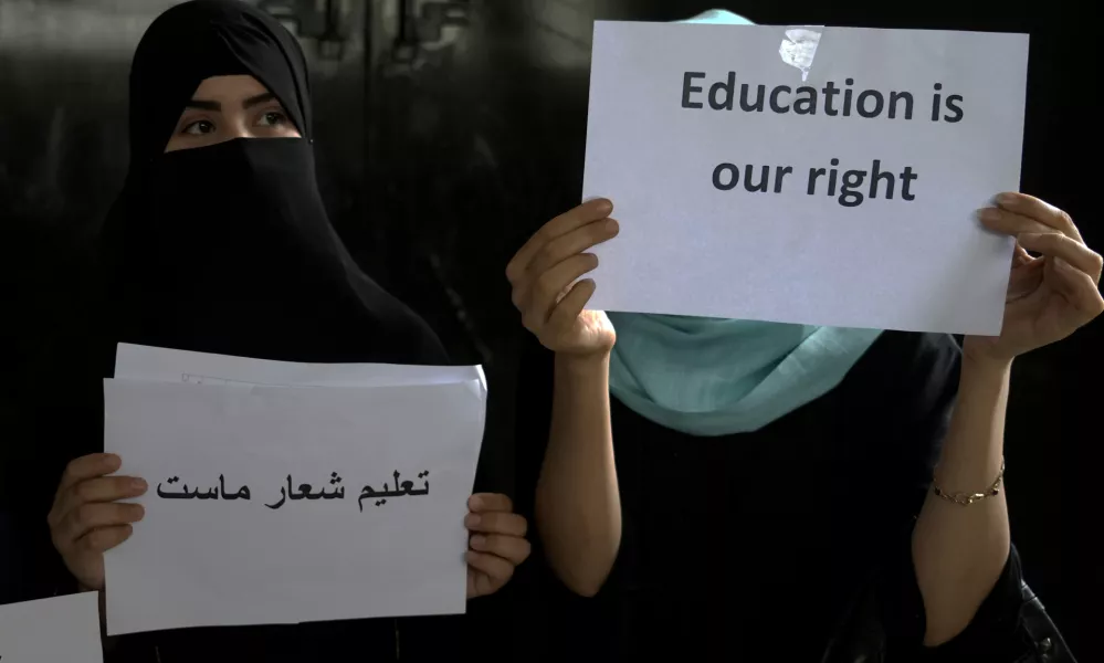 Afghan girls hold illegal protest to demand the right to education in a private home in Kabul, Afghanistan, Tuesday, Aug. 2, 2022. For most teenage girls in Afghanistan, it's been a year since they set foot in a classroom. With no sign the ruling Taliban will allow them back to school, some girls and parents are trying to find ways to keep education from stalling for a generation of young women. (AP Photo/Ebrahim Noroozi) / Foto: Ebrahim Noroozi