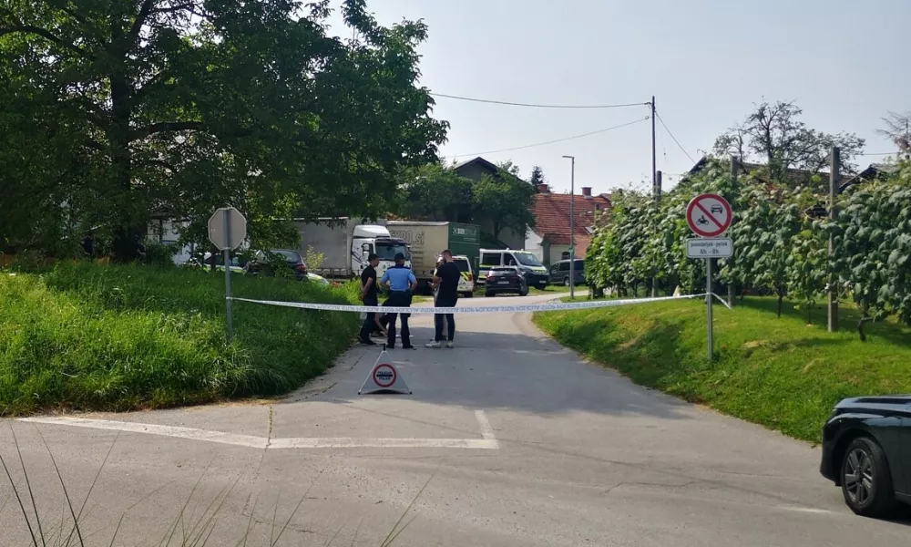 Območje okoli kraja nesrečnega dogodka je policija zaprla s trakom. F Mojca Marot